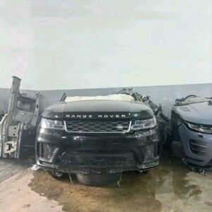 Range Rover Sport 2021/2022 SVR  complete front headlights bumper hood and fenders black and white 1500Euro.